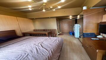 Kamar Double Deluks | Meja kerja, ruang kerja ramah laptop, dan seprai linen