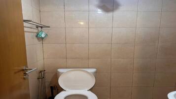 Kamar Double Deluks | Kamar mandi | Shower dan handuk