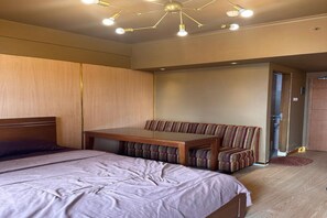Escritorio, espacio para trabajar con laptop y ropa de cama 