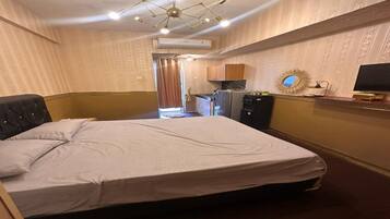 Kamar Double Deluks | Meja kerja, ruang kerja ramah laptop, dan seprai linen