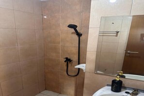 Deluxe Double Room | Bathroom | Shower, towels