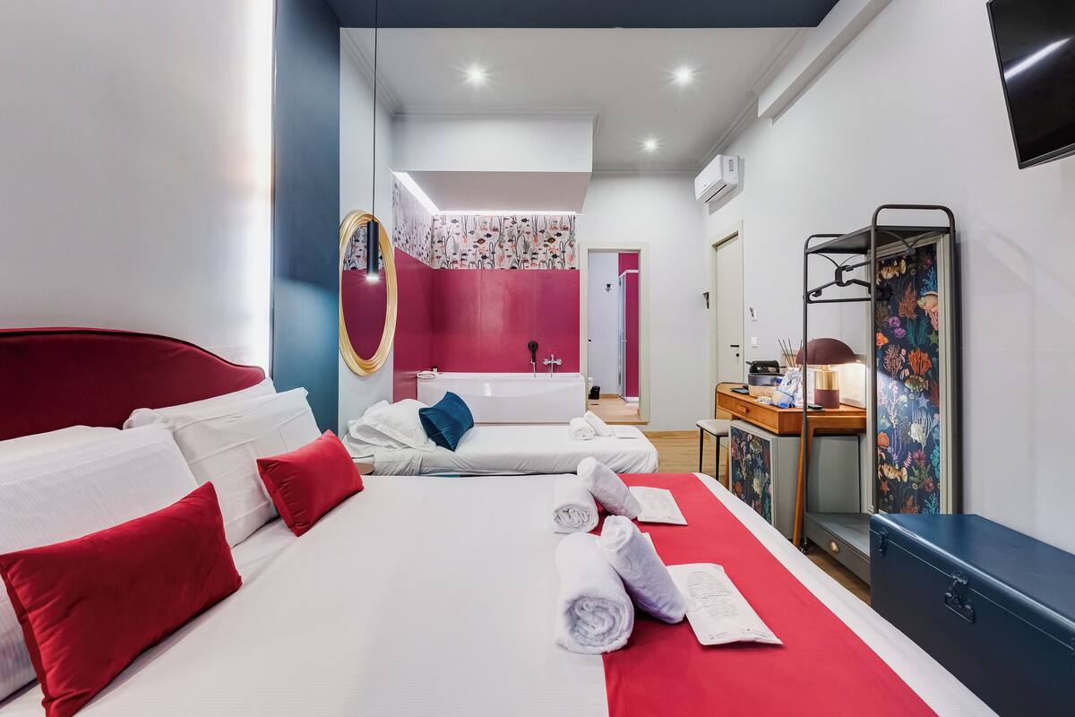 Habitación triple superior, 1 cama de matrimonio con sofá cama, bañera de hidromasaje | Ropa de cama de alta calidad, edredones de plumas, decoración individual