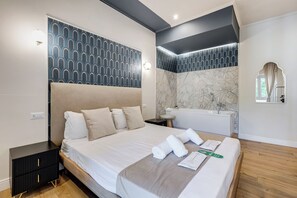 Exklusivt trippelrum | Sängtillbehör av högsta kvalitet, duntäcken och individuell inredning