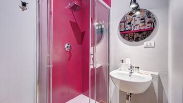 Tripla Superior, 1 letto queen con divano letto, idromassaggio | Bagno | Soffione a pioggia, set di cortesia gratuito, asciugacapelli