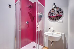 Habitación triple superior, 1 cama de matrimonio con sofá cama, bañera de hidromasaje | Baño | Cabezal de ducha tipo lluvia y artículos de higiene personal gratuitos