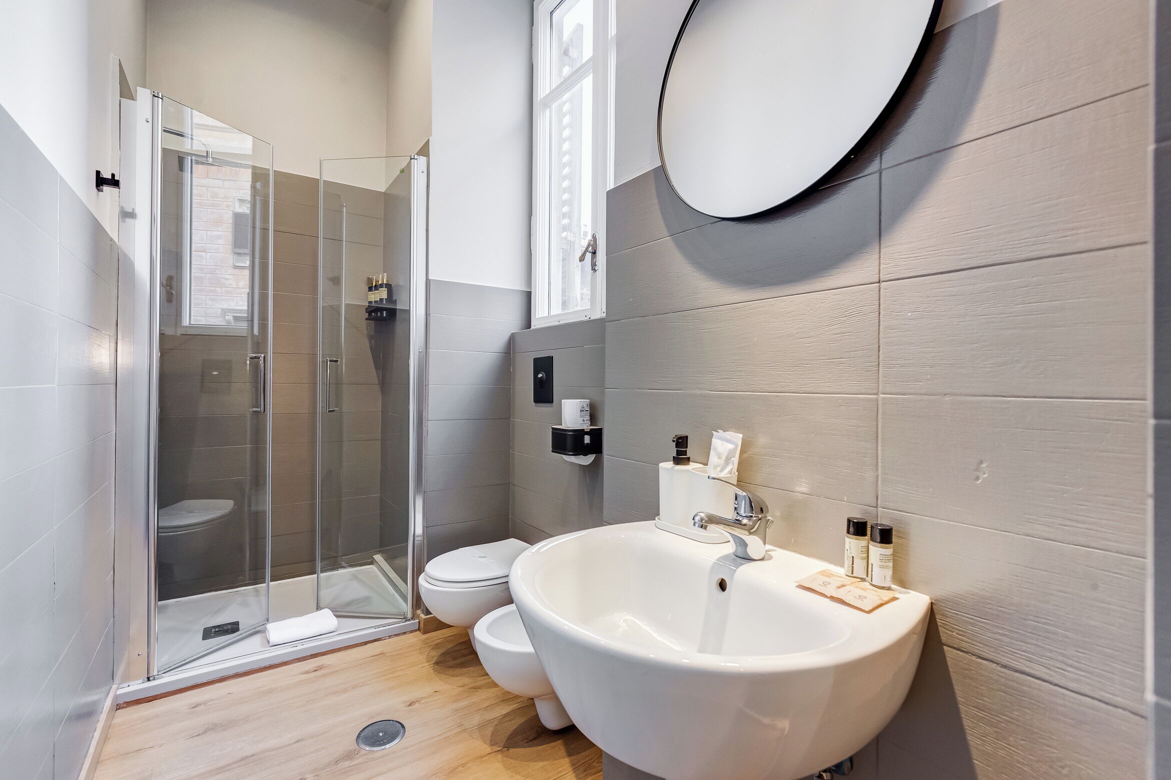 Deluxe Room, 1 Double Bed, Non Smoking, Ensuite | Bathroom | Separate bathtub and shower, jetted bath, rainfall showerhead