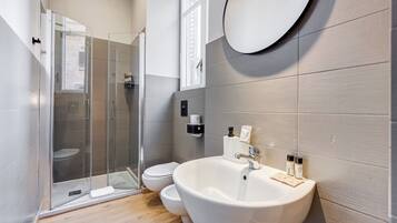 Camera Deluxe, 1 letto matrimoniale, non fumatori, bagno in camera | Bagno | Soffione a pioggia, set di cortesia gratuito, asciugacapelli