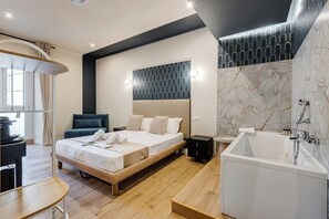 Habitación triple exclusiva | Ropa de cama de alta calidad, edredón y tabla de planchar con plancha 