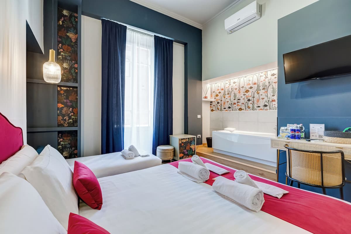 Premium Triple Room, 1 Queen Bed with Sofa bed, Bathtub, City View