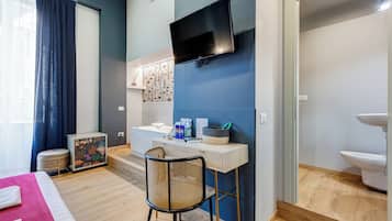 Premium trippelrum - 1 queensize-säng med bäddsoffa - badkar - utsikt mot staden | Sängtillbehör av högsta kvalitet, duntäcken och individuell inredning