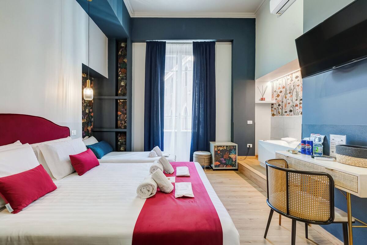 Habitación triple Premium, 1 cama de matrimonio con sofá cama, bañera, vistas a la ciudad | Ropa de cama de alta calidad, edredones de plumas, decoración individual