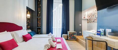 Quarto triplo premium, 1 cama Queen e sofá-cama, banheira, vista para a cidade | Roupas de cama premium, edredons de pluma, individualmente decorados