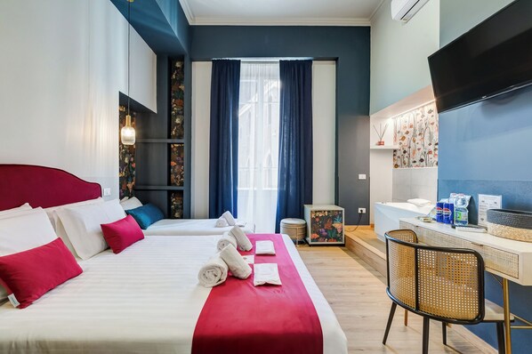 Habitación triple Premium, 1 cama de matrimonio con sofá cama, bañera, vistas a la ciudad | Ropa de cama de alta calidad, edredones de plumas, decoración individual