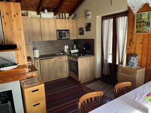 Fridge, microwave, oven, stovetop - Sonniges Rustico in den Bergen am Comer See (Lombardia)