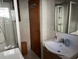 Een douche, een haardroger, handdoeken, zeep