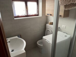 Een douche, een haardroger, handdoeken, zeep