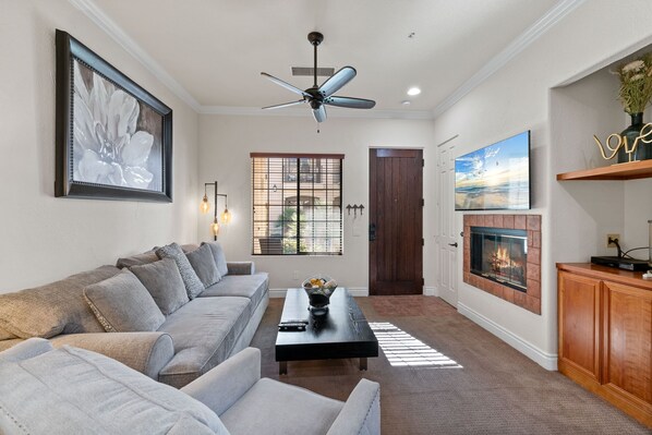 Smart TV, fireplace - Desert Luxury Retreat in the heart of La Quinta (La Quinta)