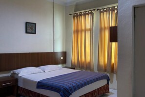 Desk, laptop workspace, bed sheets - Hotel O Homestay Pakmuklis Syariah 2 Near Taman Mini Lhokseumawe (Lhokseumawe)