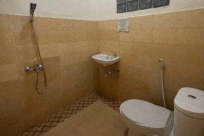 Bathroom - Hotel O Homestay Pakmuklis Syariah 2 Near Taman Mini Lhokseumawe (Lhokseumawe)