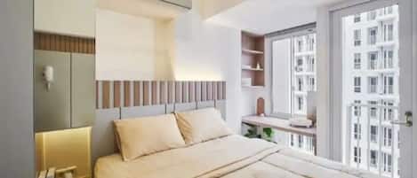 Deluxe Double Room | Desk, laptop workspace, bed sheets