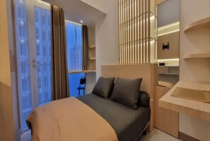 Deluxe Double Room | Desk, laptop workspace, bed sheets