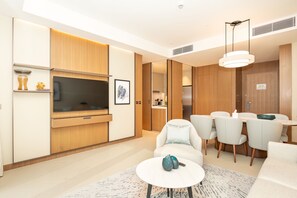 Comfort-Apartment | Wohnbereich | 55-Zoll-Smart-TV mit Kabelempfang