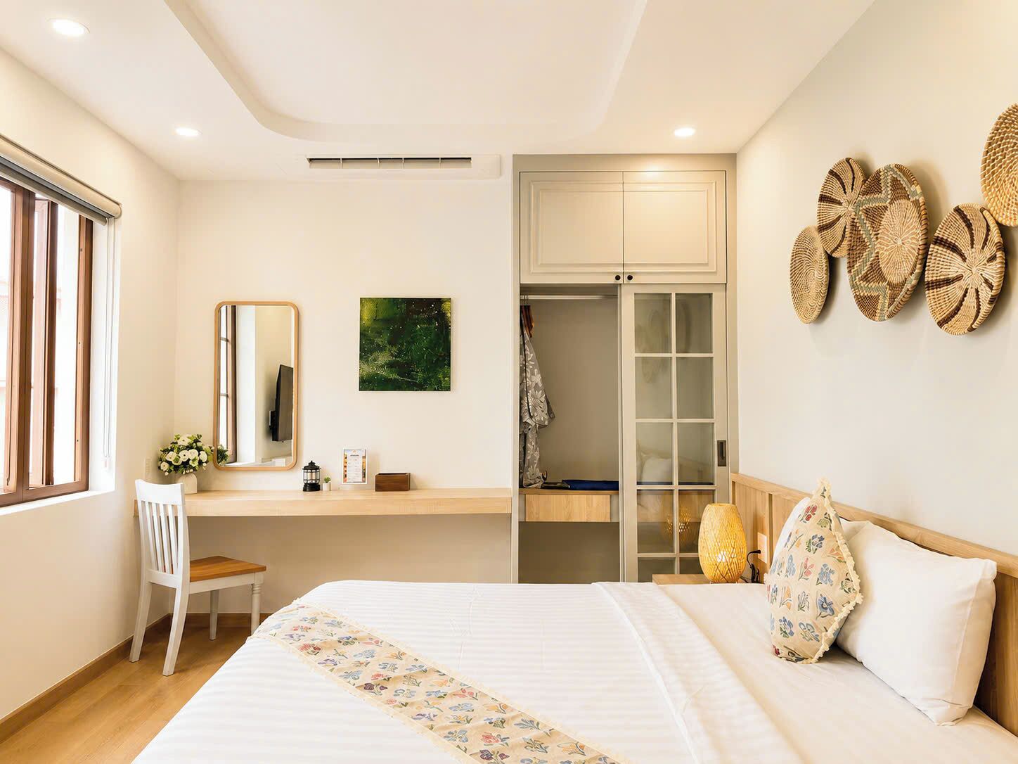 Deluxe Room, 1 King Bed, City View | Premium bedding, memory-foam beds, minibar, desk