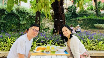 供應早餐、午餐、晚餐;越南菜;室外用餐