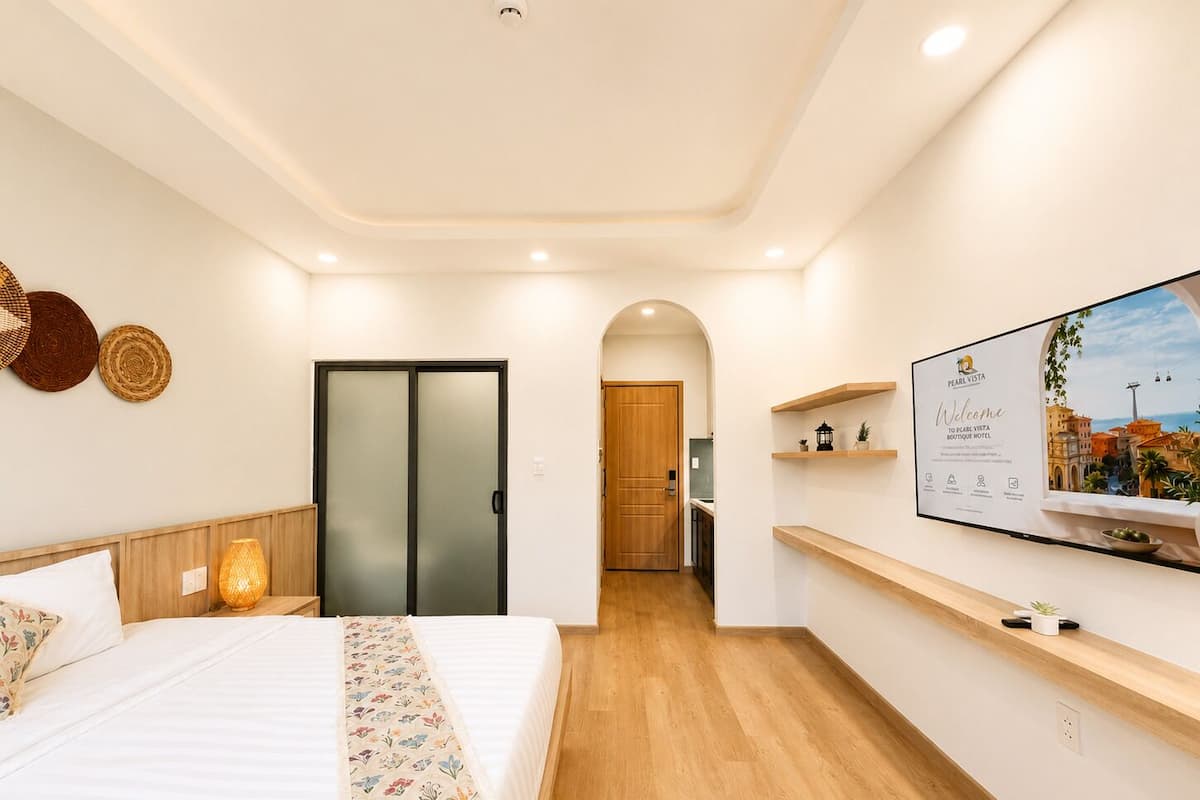 Deluxe Room, 1 King Bed, Park View | Premium bedding, memory-foam beds, minibar, desk