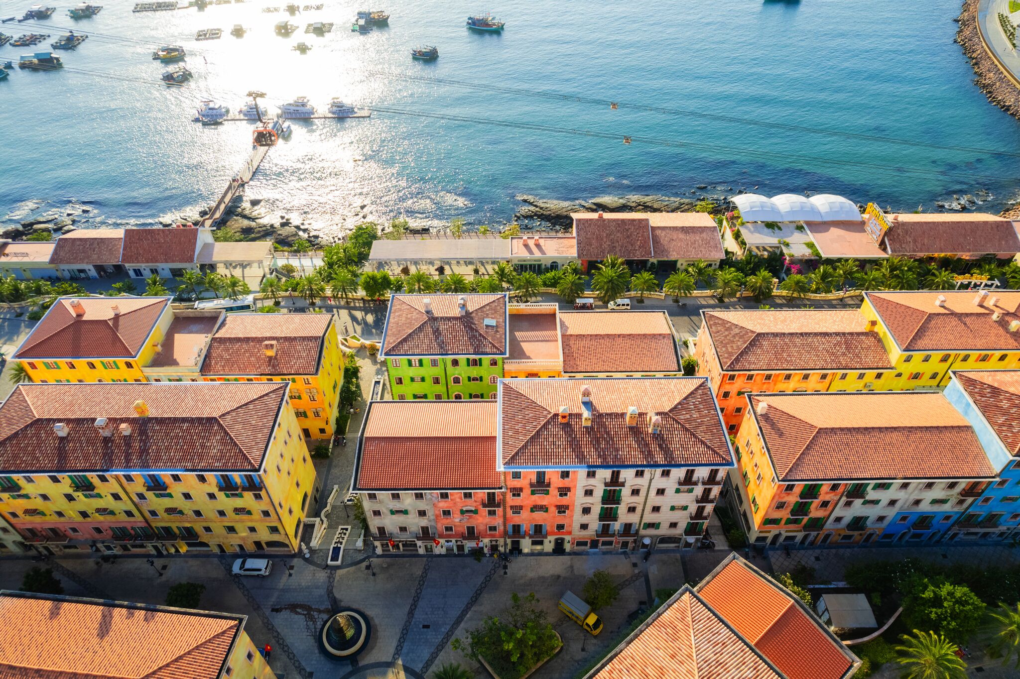 Una playa cerca, arena blanca, sillas reclinables de playa