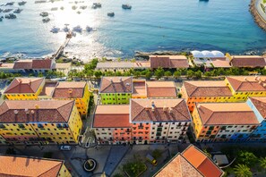 ビーチの近く、白砂、サンラウンジャー、ビーチタオル