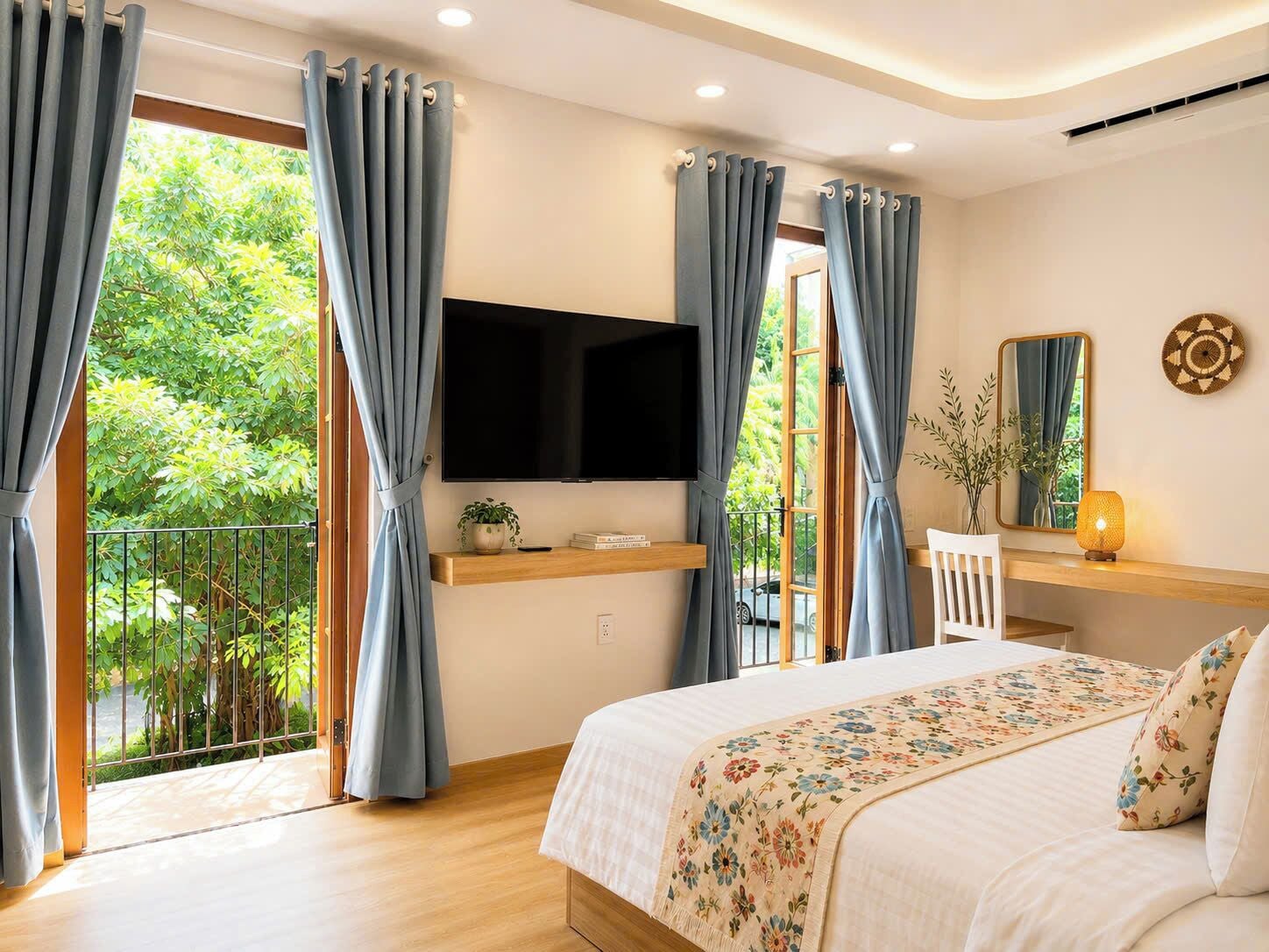 Premier Room, 1 King Bed, City View | Premium bedding, memory foam beds, minibar, desk