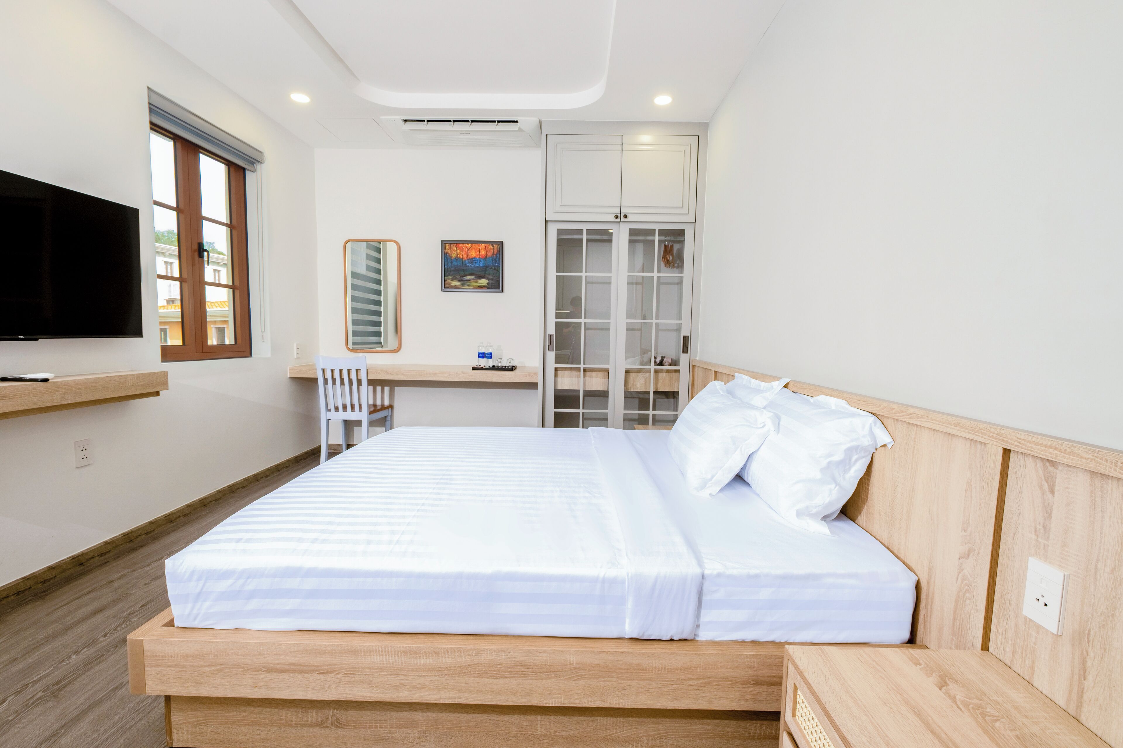 Rom – deluxe, 1 kingsize-seng, byutsikt | Sengetøy av topp kvalitet, memory foam-senger, minibar og skrivebord