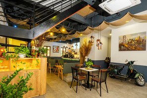 Aamiainen ja lounas; vietnamilainen keittiö, ulkoilmaravintola 