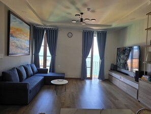 ラグジュアリー アパートメント 2 ベッドルーム オーシャンビュー | リビング エリア | 50 インチの薄型テレビ (ケーブル放送視聴可)