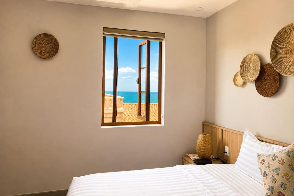 Deluxe Room, 1 King Bed, Non Smoking, Sea View | Premium bedding, memory-foam beds, minibar, desk