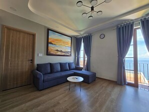 ラグジュアリー アパートメント 2 ベッドルーム オーシャンビュー | リビング エリア | 50 インチの薄型テレビ (ケーブル放送視聴可)