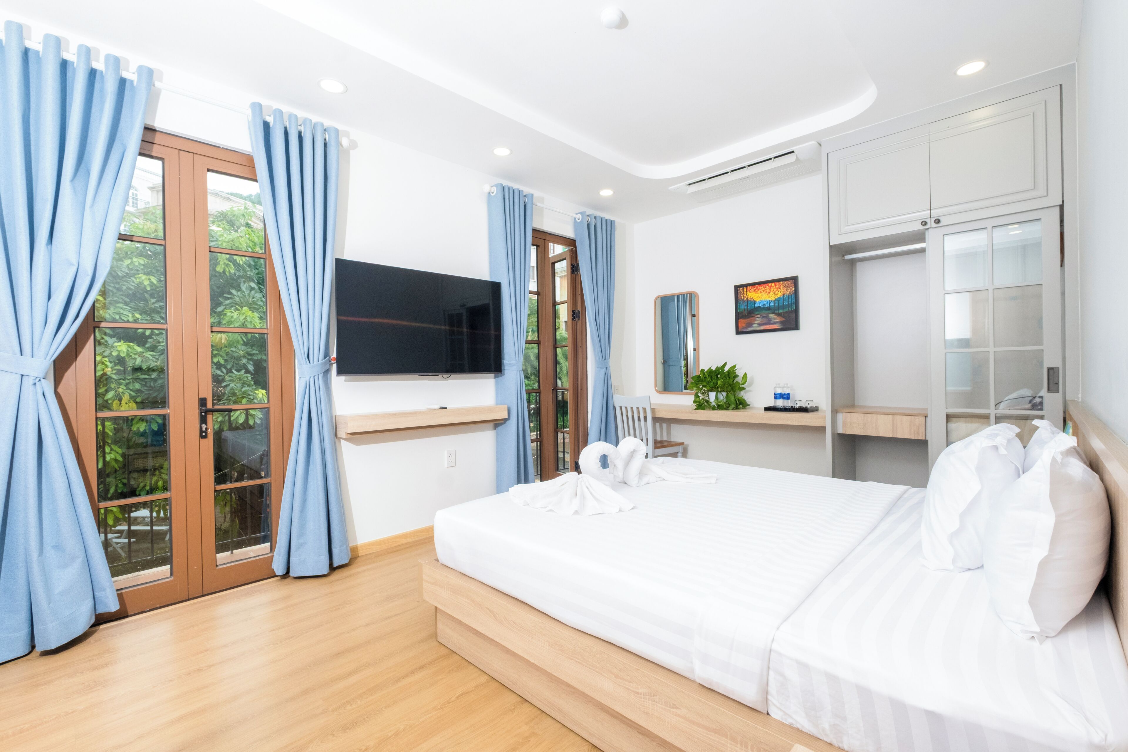 Premier Room, 1 King Bed, City View | Premium bedding, memory foam beds, minibar, desk