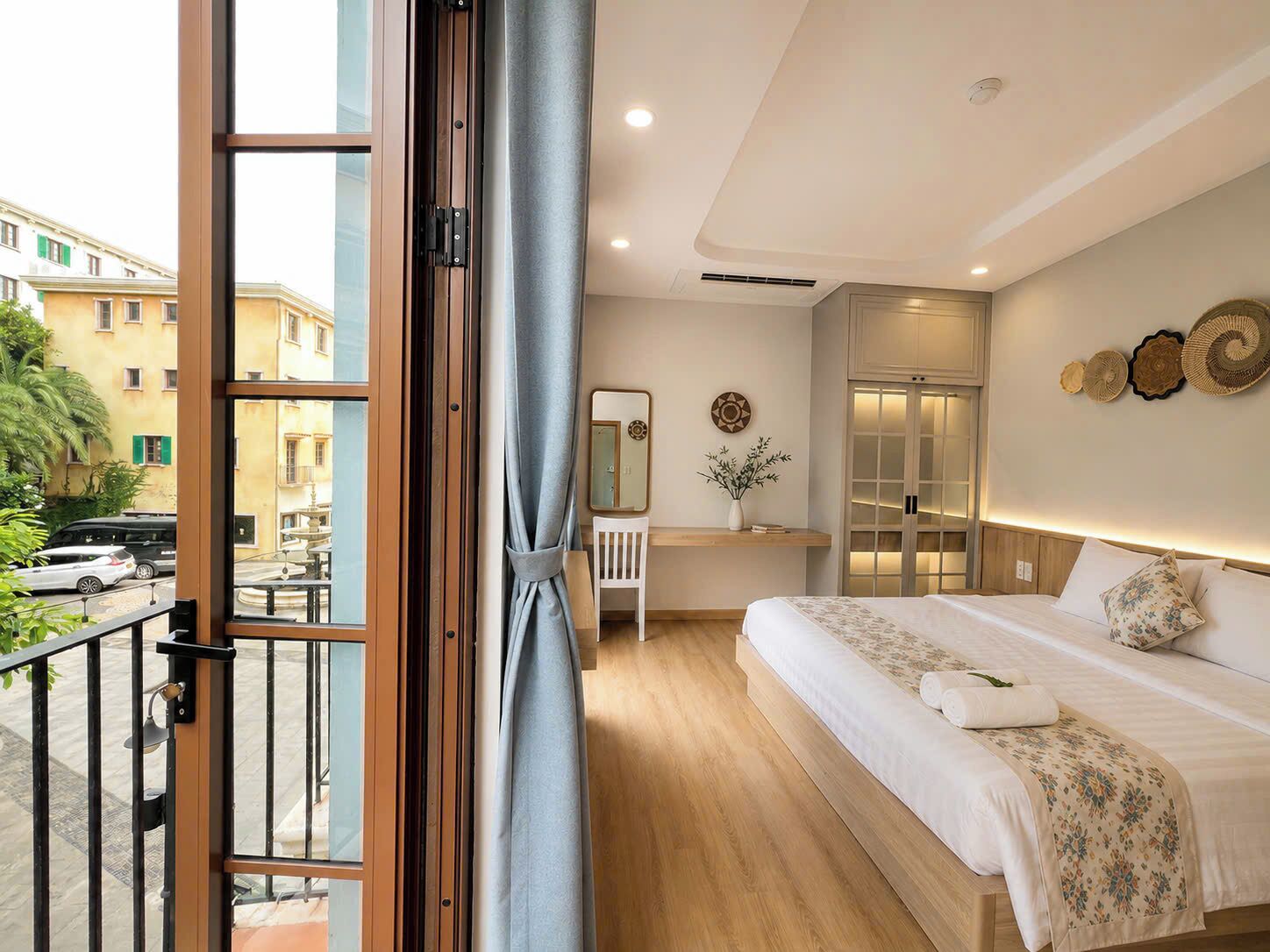 Premier Room, 1 King Bed, City View | Premium bedding, memory-foam beds, minibar, desk