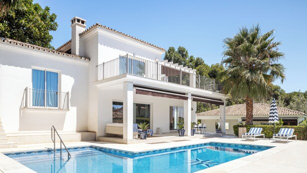 A modern house with a swimming pool, outdoor seating, and a covered patio. - Buccara Casa Bruno (Marbella)