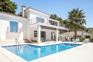 A modern house with a swimming pool, outdoor seating, and a covered patio. - Buccara Casa Bruno (Marbella)