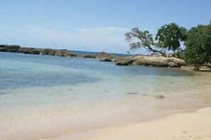Beach - Sunny Seaview at OceanPointe. (Lucea, Jamaica)