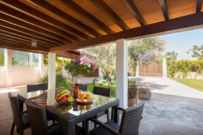 Outdoor dining - PINAR - Chalet en Port d'Alcúdia a 150 metros de la playa (Alcúdia)