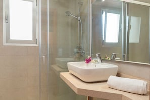 Dusche, Haartrockner, Handtücher, Seife