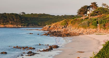 Studio à 500m des plages avec jardin et accÚs piscine intérieure
