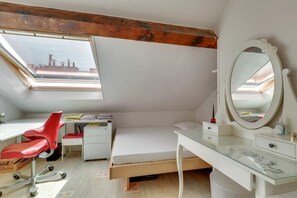 2 habitaciones, escritorio, tabla de planchar con plancha y wifi gratis 
