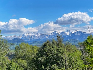 Ein Gebirge mit schneebedeckten Gipfeln unter blauem Himmel.
