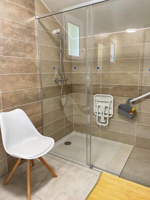 Een douche, een haardroger, handdoeken, zeep