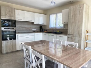 Fridge, microwave, oven, dishwasher - Maison 72 m2 Meublée Location Vacance à la Semaine Proche Genève et Stations ski (Bonne)