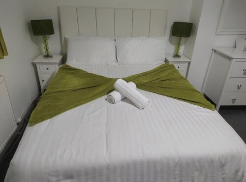 Self Contained 2 Bedrooms House Free Parking